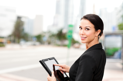 20% Akses Situs di Internet Berasal dari Gadget 28 woman using tablet outside