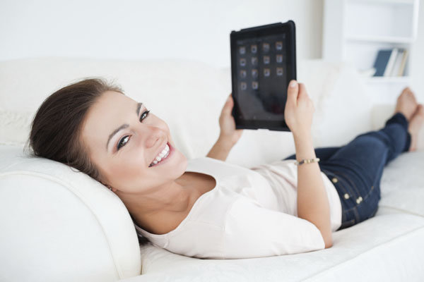 KnowMyApp Hadirkan Informasi Besar Paket Data dari Aplikasi Mobile Populer 18 woman using tablet1