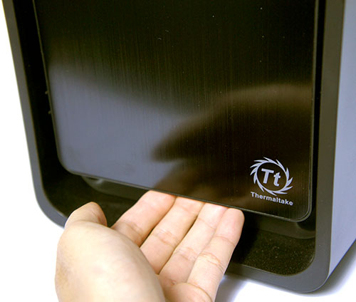 Hands-On Review Thermaltake Urban S31: Lengkap Dengan Dock Hard Disk! 19 Untuk membuka bagian depan ini Anda dapat menarik tutup bagian depan