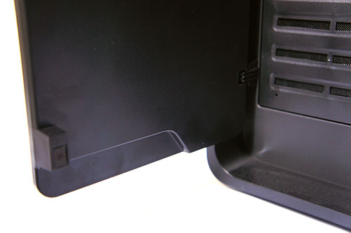 Hands-On Review Thermaltake Urban S31: Lengkap Dengan Dock Hard Disk! 21 Penutup bagian depan ini menggunakan magnet untuk mengunci