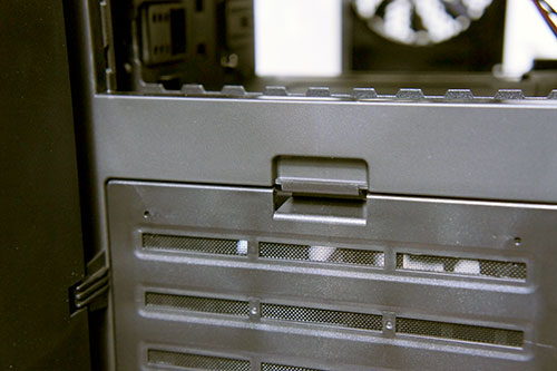 Hands-On Review Thermaltake Urban S31: Lengkap Dengan Dock Hard Disk! 23 ini adalah kunci dust filter bagian depan