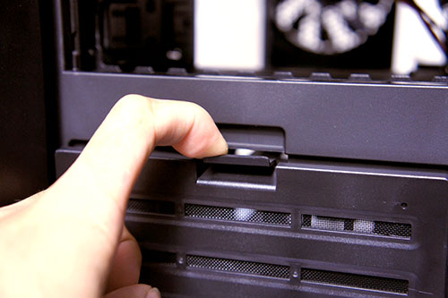 Hands-On Review Thermaltake Urban S31: Lengkap Dengan Dock Hard Disk! 24 Untuk membuka dust filter ini Anda butuh menekannya ke arah bawah