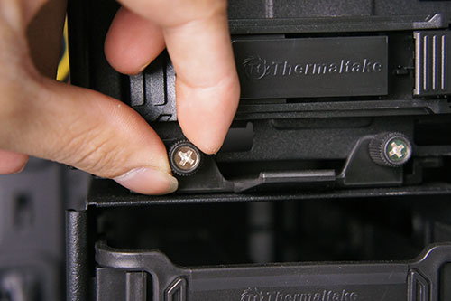 Hands-On Review Thermaltake Urban S31: Lengkap Dengan Dock Hard Disk! 38 Anda juga dapat membuka hard disk bay ini dengan membuka 2 buah baut seperti pada gambar