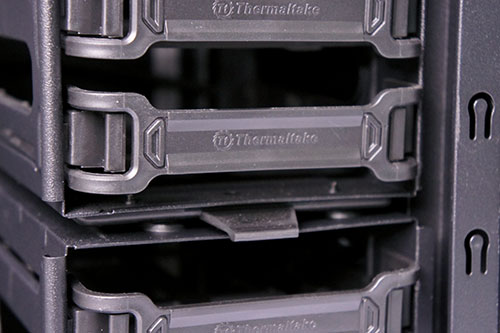 Hands-On Review Thermaltake Urban S31: Lengkap Dengan Dock Hard Disk! 33 untuk membuka hard disk bay ini Anda butuh menekan kedua kunci pada bagian samping