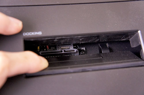 Hands-On Review Thermaltake Urban S31: Lengkap Dengan Dock Hard Disk! 9 Dock ini menggunakan SATA connection