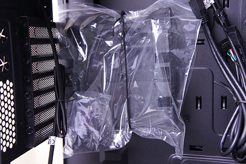 Hands-On Review Thermaltake Urban S31: Lengkap Dengan Dock Hard Disk! 30 Perlengkapannya ada pada 1 plastik besar