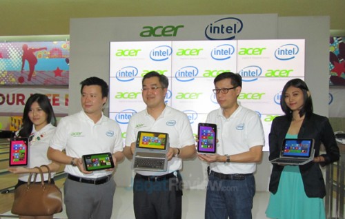 Kiri-Kanan, Yohan Wijaya, Head of MNC Intel Indonesia' Jason Lim, President Director Acer Indonesia, dan Riko Gunawan, Head of Acer PC Group.