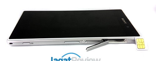 Review Sony Xperia Z1: Smartphone Android Tahan Air Terbaik 12 Sony Xperia Z1 - Bagian Kanan