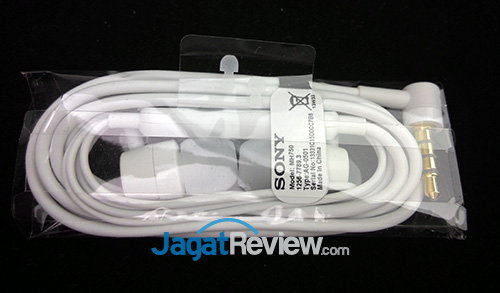 Review Sony Xperia Z1: Smartphone Android Tahan Air Terbaik 6 Sony Xperia Z1 - Earphone