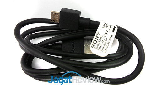 Review Sony Xperia Z1: Smartphone Android Tahan Air Terbaik 5 Sony Xperia Z1 - Kabel USB