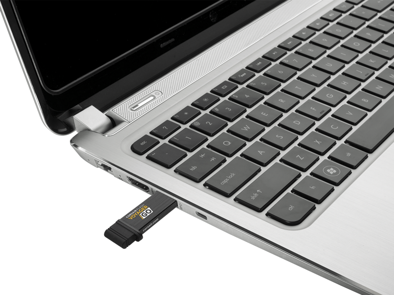 Corsair Perkenalkan Flash Disk USB On-The-Go Berkapasitas Besar 30 VoyagerGo plugged into laptop