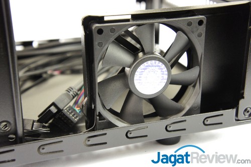 Hands-On Review Cooler Master Elite 130: Casing Mini-ITX Yang Mendukung Water Cooling Compact 15 Kipas yang disertakan dalam casing Elite 130.