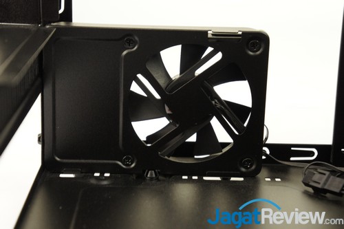 Hands-On Review Cooler Master Elite 130: Casing Mini-ITX Yang Mendukung Water Cooling Compact 16 Kipas tersebut bisa diganti dengan cara melepas mountingnya terlebih dahulu dari casing.