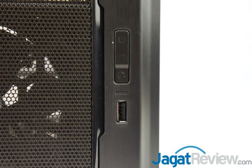 Hands-On Review Cooler Master Elite 130: Casing Mini-ITX Yang Mendukung Water Cooling Compact 6 Di bagian lain sisi depan casing terdapat 1 port USB 2.0 dan tombol power.