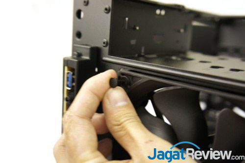 Hands-On Review Cooler Master Elite 130: Casing Mini-ITX Yang Mendukung Water Cooling Compact 4 Untuk melepas kipas bagian depan, Anda perlu menarik pengunci dari karet di bagian depan ini.