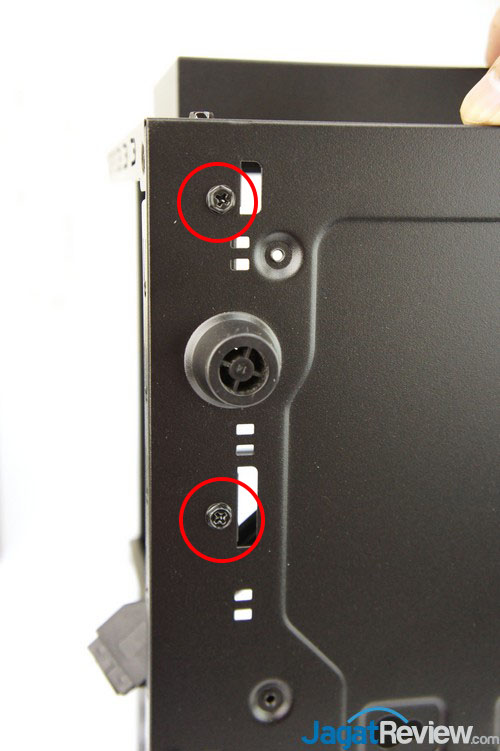 Hands-On Review Cooler Master Elite 130: Casing Mini-ITX Yang Mendukung Water Cooling Compact 18 ... dan ini (di sisi bawah casing)..