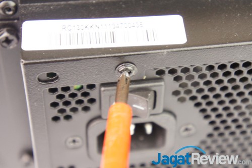 Hands-On Review Cooler Master Elite 130: Casing Mini-ITX Yang Mendukung Water Cooling Compact 6 Jangan lupa untuk memasang baut untuk mengencangkan PSU di tempatnya.