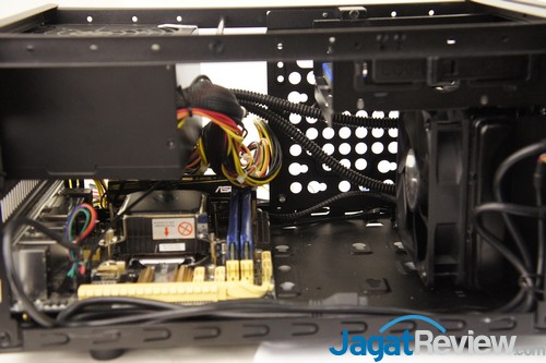 Hands-On Review Cooler Master Elite 130: Casing Mini-ITX Yang Mendukung Water Cooling Compact 17 Terakhir, kami memasang water cooling compact di bagian depan.