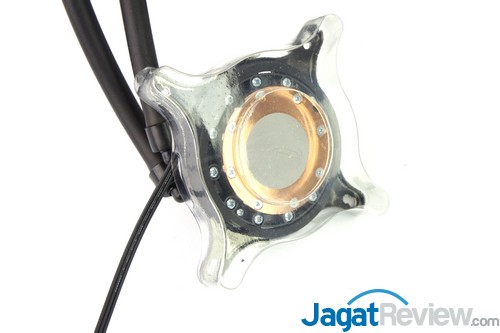 Review Corsair Hydro Series H105: Water Cooling dengan Penampilan Baru Dan Radiator Lebih Tebal 2 Bagian base waterblock dilindungi oleh penutup plastik.