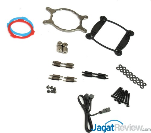 Review Corsair Hydro Series H105: Water Cooling dengan Penampilan Baru Dan Radiator Lebih Tebal 3 Mounting kit, kabel power untuk kipas, dan aksesoris merupakan isi dari kemasan plastik tersebut.