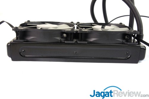 Review Corsair Hydro Series H105: Water Cooling dengan Penampilan Baru Dan Radiator Lebih Tebal 13 Radiator dengan kipas terpasang. Terlihat tebal.