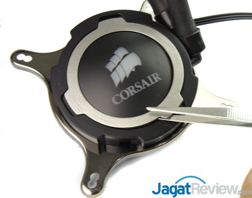 Review Corsair Hydro Series H105: Water Cooling dengan Penampilan Baru Dan Radiator Lebih Tebal 4 Ring yang ada di waterblock bisa diganti dengan ring berwarna lain yang disertakan. Untuk mengganti ring, Anda harus membuka ring yang terpasang dengan menggunakan pinset atau obeng.