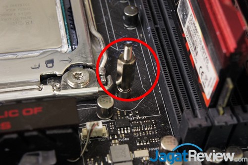 Review Corsair Hydro Series H105: Water Cooling dengan Penampilan Baru Dan Radiator Lebih Tebal 1 Pasang baut mounting ke dudukan yang telah tersedia di motherboard.
