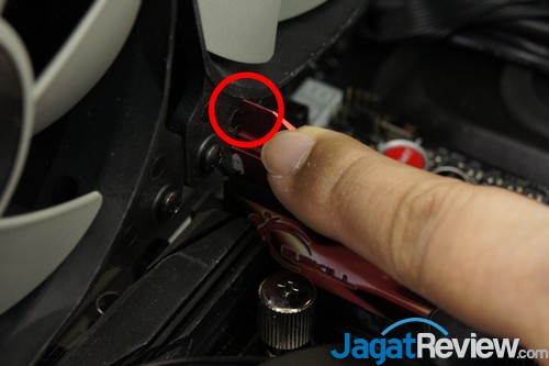 Review Corsair Hydro Series H105: Water Cooling dengan Penampilan Baru Dan Radiator Lebih Tebal 5 Kami memasang radiator perangkat di sisi atas casing. Karena ukuran radiator yang tebal, kami mendapati RAM yang kami gunakan bersinggungan dengan kipas pendingin radiator.