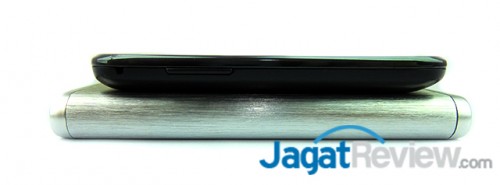 Review Power Bank PNY Power-T82: Desain Tipis dengan Daya Besar 7 perbandingan ketipisan serta panjang power bank dengan smartphone pengujian