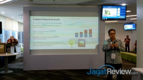 Andre Nathanael dari HP Indonesia memberikan penjelasan singkat terkait layanan purna-jual HP.