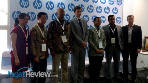 Subin Joseph, Presiden Direktur HP Indonesia (3 dari kiri), Robert Blake, Duta Besar Amerika Serikat untuk Indonesia (tengah), bersama dengan beberapa perwakilan partner HP berpose bersama setelah prosesi pembukaan service center baru HP.