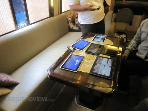 Ruang meeting yang dilengkapi juga dengan sarana pantry, kulkas mini, koneksi WiFi, dan toilet