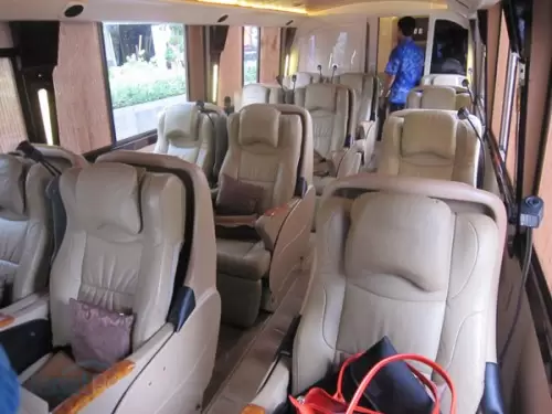 Tersedia 12 kursi model First Class, lengkap dengan alat memijat di punggung