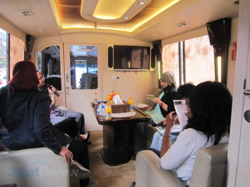 Tersedia juga layar LCD besar yang bisa dimanfaatkan untuk keperluan meeting.