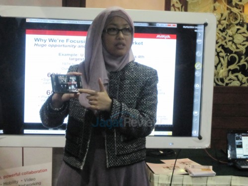 IP Office 9.0, Solusi dari Avaya untuk Pertumbuhan UKM di Indonesia 2 Demo menggunakan layanan video conferencing mobile, bahkan layanan tersebut bisa dihubungkan ke audio conferencing.