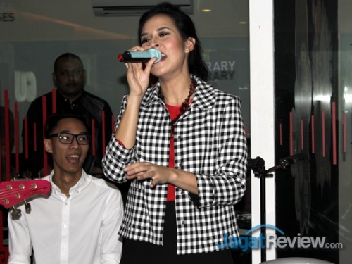 Raisa ketika tampil di acara perkenalan Guvera Indonesia.