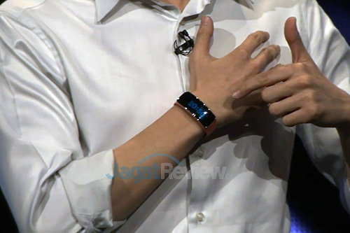 Samsung Meluncurkan Galaxy Gear Baru pada MWC 2014 4 Samsung Galaxy Gear fit on hand