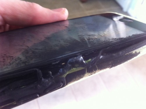 iPhone 5c Terbakar di Saku Gadis 14 Tahun 2 iPhone 5c yang terbakar
