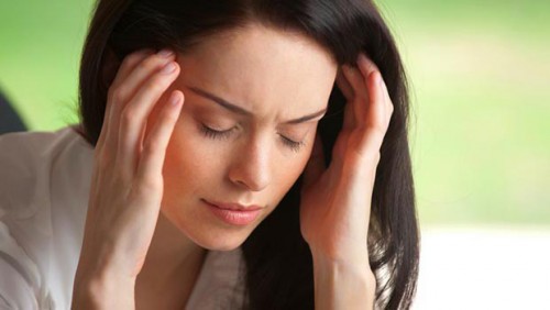 Mendengarkan Musik Bervolume Tinggi Picu Tinnitus 1 Attractive woman in pain