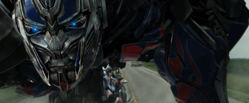 Teaser Trailer Transformers: Age of Extinction Hadirkan Dinobots! 2 Semua pecinta Transformers pasti langsung mengenali Autobot yang satu ini. Ya, dia adalah Optimus Prime!