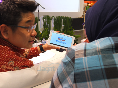 SpeedUp Pad Gold, Tablet Edukatif untuk Anak Indonesia 3 Bapak Rahmad sedang menunjukkan beberapa konten aplikasi edukatif kepada salah satu anggota komunitas bunda Carrefour.