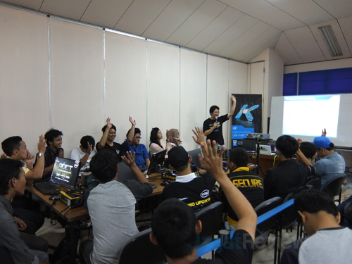 Techno Update 2014: 15 Mahasiswa Mengikuti Sesi Workshop Overclocking 2 DSCF2255