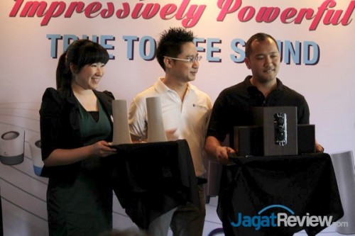 Logitech Hadirkan Jajaran Speaker Seri Z Terbaru 1 Perwakilan dari Logitech, antara lain Kurniadih Sutanto, Country Manager Logitech Indonesia (tengah) dan Sony Wahib, Cluster Category Manager Logitech SEA (kanan) memperkenalkan Z600 dan Z443.