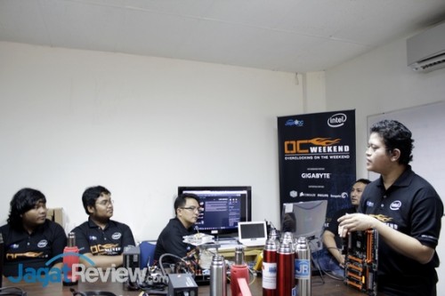 Alva mulai membawakan materi training.