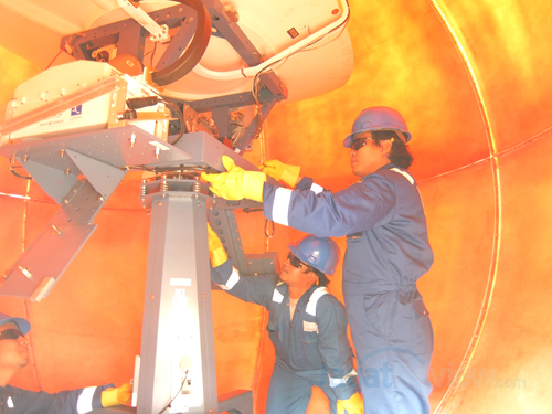 Para teknisi dari Lintasarta sedang memperagakan pengecekan antenna berdiameter 2,4 meter didalam kubah radar (radome).