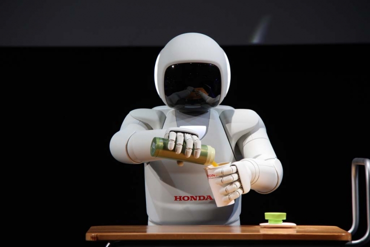 Perkembangan Baru ASIMO Menunjukkan Pergerakan Layaknya Manusia 1 Honda ASIMO pouring drink 0