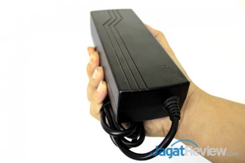Review QNAP TS-421: NAS 4-Bay dengan Fitur Backup Lengkap 6 Ukuran adaptor daya dari TS-421 cukup besar.