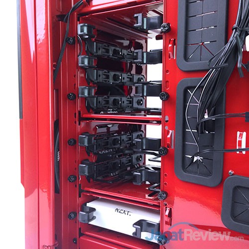 Hands-On NZXT Phantom 530: Hot, Red, And Sexy! 12 HDD Drive yang memiliki mekanisme pelepasan hardisk melalui bagian belakang casing