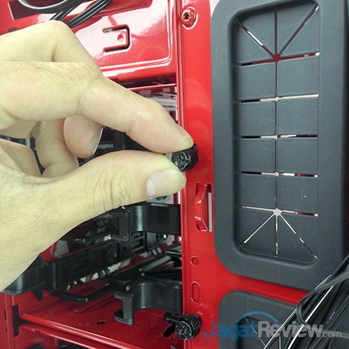 Hands-On NZXT Phantom 530: Hot, Red, And Sexy! 13 Baut untuk melepaskan HDD Drive