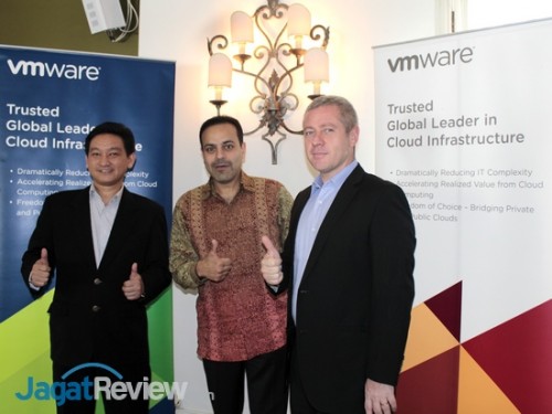 VMware Bawa Software Defined Enterprise ke Indonesia 1 Kiri ke kanan: Andreas Kagawa, Sanjay Mirchandani, dan Jon Robertson, GM VMware SEA.